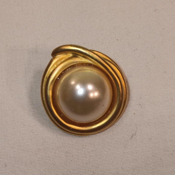 Women's faux pearl earrings - Picture 2 of 3
